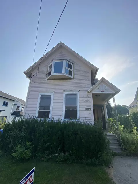 1121 S 8th St, Manitowoc, WI 54220