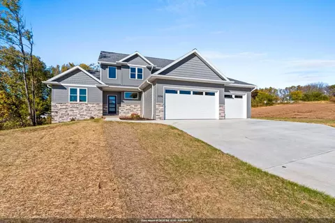 3096 S Sandstone Ct, Green Bay, WI 54313