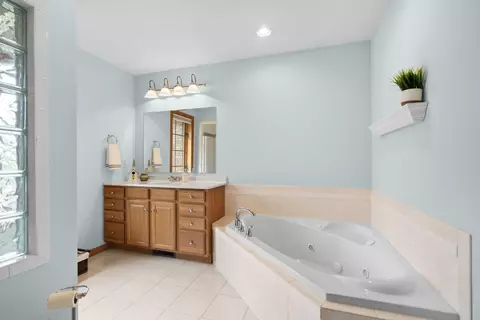 Bath - 4511 Skyway Ct, Appleton, WI 54913 photo 1 of 3