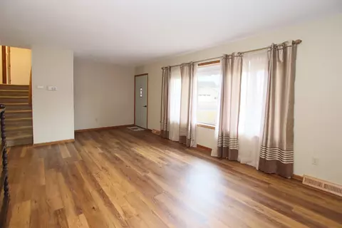 Living - 554 E Gate Dr, Oshkosh, WI 54904 photo 3 of 6