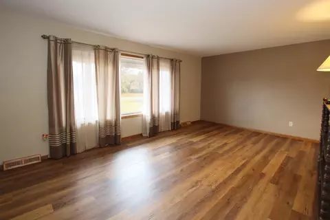 Living - 554 E Gate Dr, Oshkosh, WI 54904 photo 1 of 6