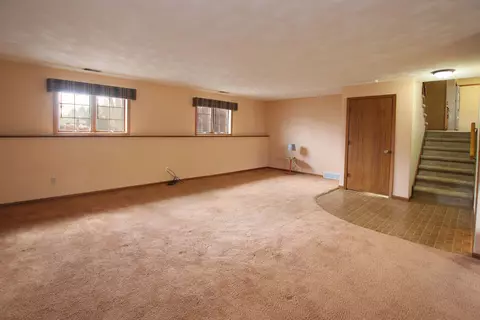 Living - 554 E Gate Dr, Oshkosh, WI 54904 photo 6 of 6