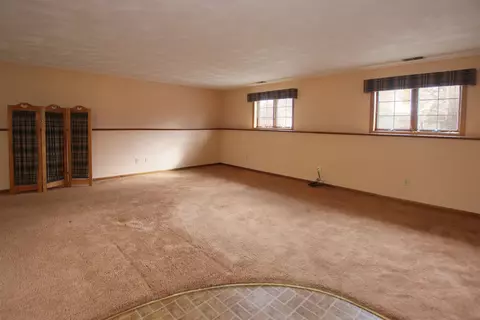 Living - 554 E Gate Dr, Oshkosh, WI 54904 photo 4 of 6