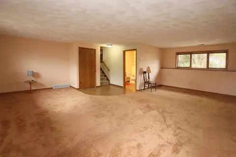Living - 554 E Gate Dr, Oshkosh, WI 54904 photo 5 of 6