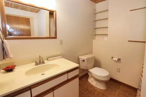 Bath - 554 E Gate Dr, Oshkosh, WI 54904 photo 2 of 2