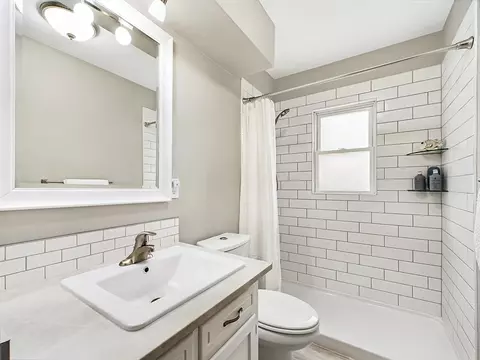 Bath - 195 Gardners Row, Appleton, WI 54915 photo 1 of 3
