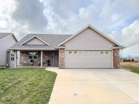 2351 E Plank Cir, Appleton, WI 54915 photo 2