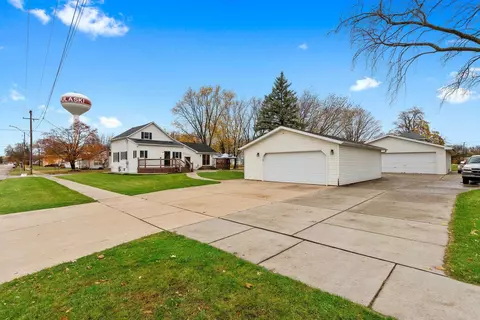 230 Pine St, Pulaski, WI 54162