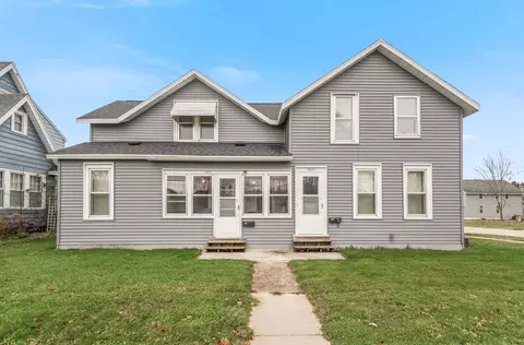 1012 Division St, New London, WI 54961