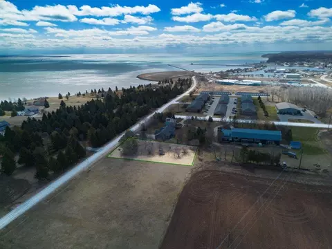 709 Lakeshore Dr, Kewaunee, WI 54216