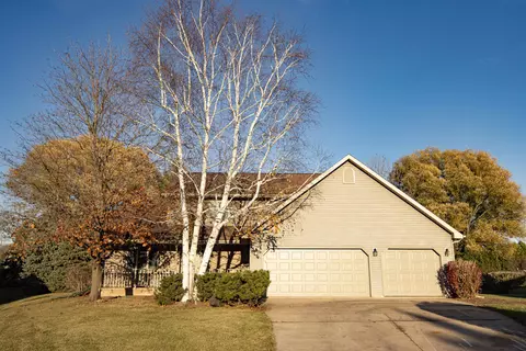 2864 Westmoor Ct, Oshkosh, WI 54902