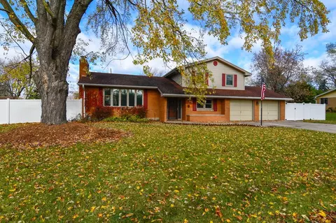3288 Waubenoor Dr, Green Bay, WI 54301