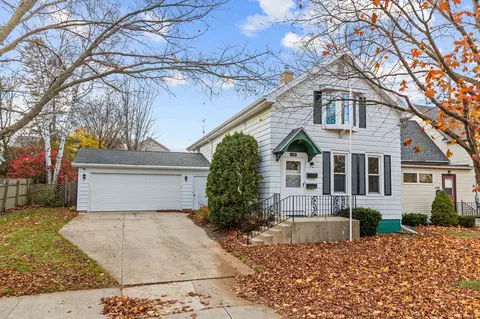 1306 S 12th St, Manitowoc, WI 54220
