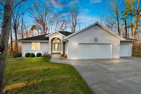 6231 Vanwood Ln, Luxemburg, WI 54217