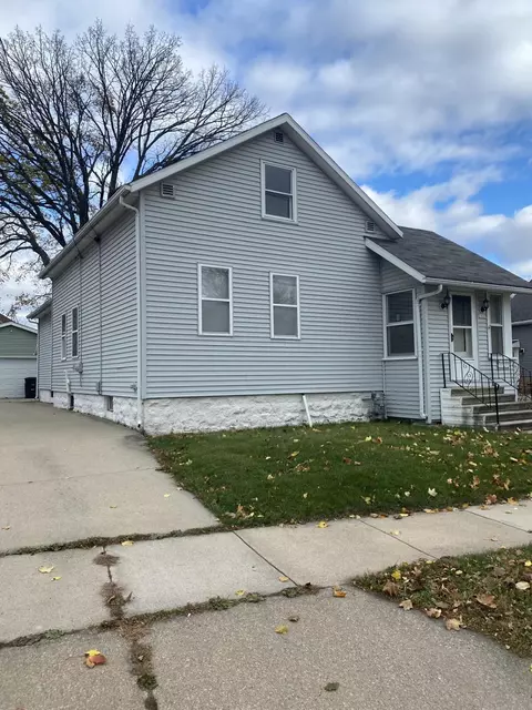 1020 Waugoo Ave, Oshkosh, WI 54901