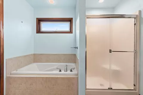 Bath - w5945 Blue Bonnet Drive, Appleton, WI 54915 photo 2 of 6