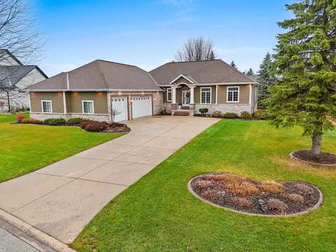 1112 Crown Pointe Cir, Suamico, WI 54173