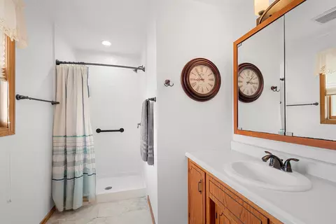 Bath - 1701 W Cloverdale Dr, Appleton, WI 54914 photo 2 of 3