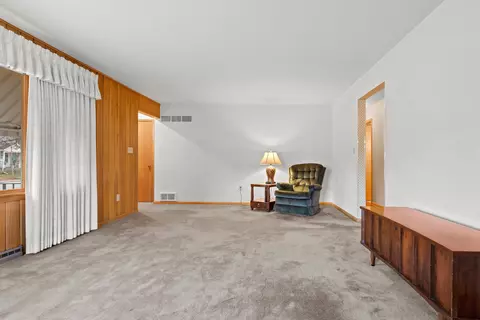 Living - 725 E Dall St, Shawano, WI 54166 photo 2 of 3