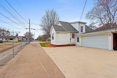 Exterior - 725 E Dall St, Shawano, WI 54166 photo 5 of 8