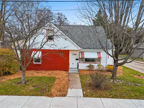 Exterior - 725 E Dall St, Shawano, WI 54166 photo 2 of 8