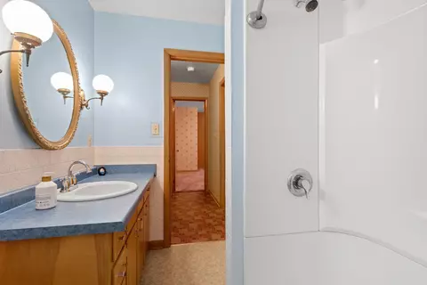 Bath - 725 E Dall St, Shawano, WI 54166 photo 2 of 2