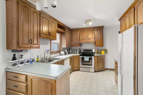 Kitchen - 521 E Harding Dr, Appleton, WI 54915 photo 2 of 3