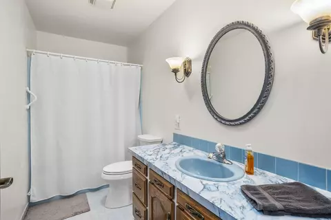 Bath - 521 E Harding Dr, Appleton, WI 54915 photo 2 of 2