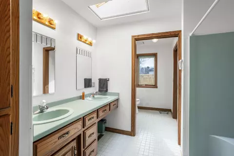 Bath - 521 E Harding Dr, Appleton, WI 54915 photo 1 of 2