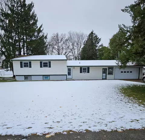 836 Woodfield Rd, Neenah, WI 54956