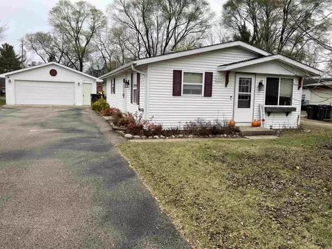 1321 Terrace Ct, Waupaca, WI 54981