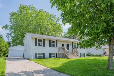1302 Echo Ln, Green Bay, WI 54304