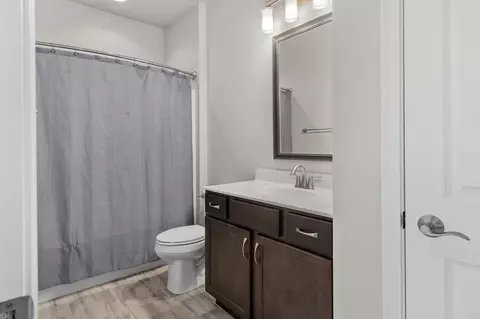 Bath - 5720 N Osprey Dr, Appleton, WI 54913 photo 2 of 3