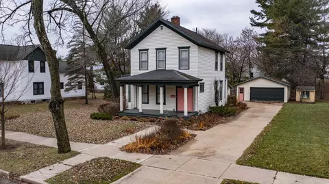 512 Jefferson St, Waupaca, WI 54981