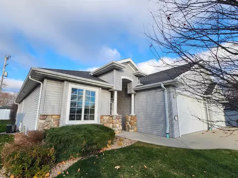 104 Regent Pl, Neenah, WI 54956