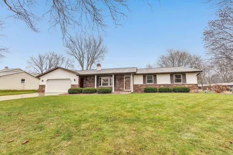 1215 Sand Hill Dr, Green Bay, WI 54313