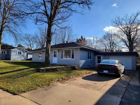 309 W Howard St, Manawa, WI 54949