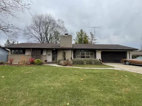 1031 E Crescent Dr, Manitowoc, WI 54220