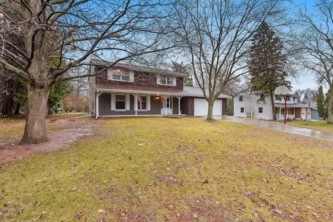 940 Pine Ridge Dr, Green Bay, WI 54311