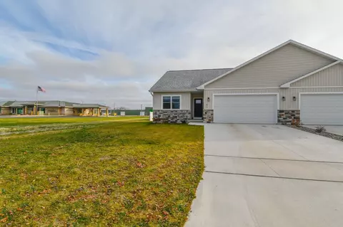 872 Red Hawk Dr, Pulaski, WI 54162