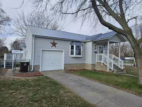 425 3rd St, Menominee, MI 49858