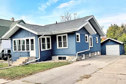 415 W Cook St, New London, WI 54961
