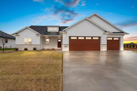 1688 Sweetbriar Way, Green Bay, WI 54311