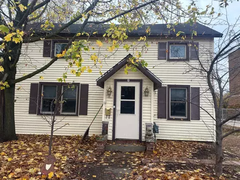 7 8th St, Clintonville, WI 54929