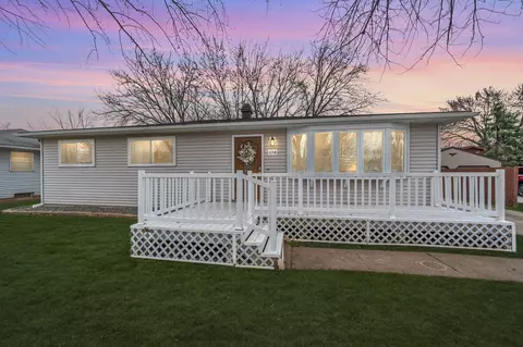 1058 Meadow Ln, Neenah, WI 54956