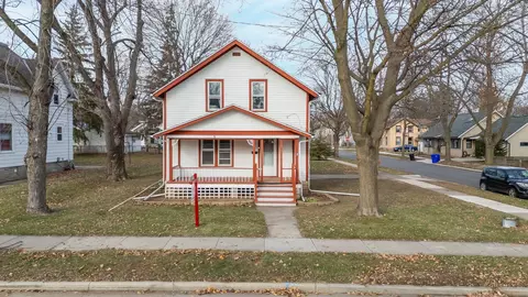 Exterior - 1102 W Packard St, Appleton, WI 54914 photo 2 of 4