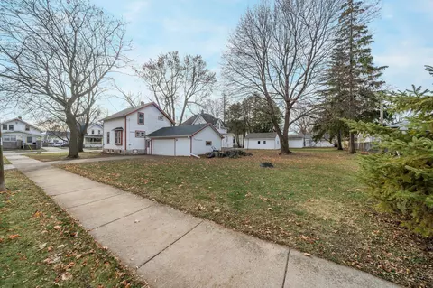 Exterior - 1102 W Packard St, Appleton, WI 54914 photo 3 of 4