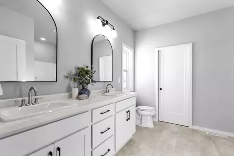 Bath - 3688 E Callalilly Ln, Appleton, WI 54913 photo 2 of 4