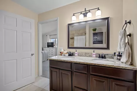 Bath - 2830 E Dietzen Dr, Appleton, WI 54915 photo 2 of 5
