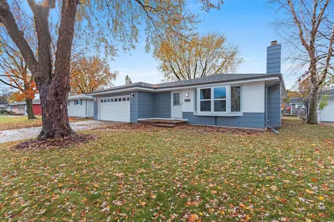 1077 Meadow Ln, Neenah, WI 54956